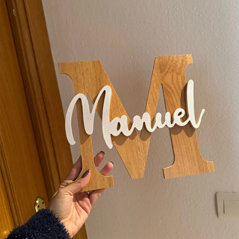 Embroidery Writing - Panneau de nom mural en bois